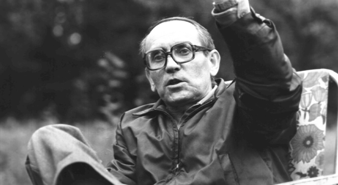 Tadeusz Konwicki podczas realizacji filmu "Dolina Issy" w 1981 roku Foto: PAP/Witold Rozmysłowicz.