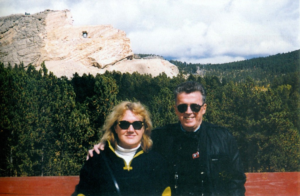 Aleksandra Ziółkowska-Boehm i Norman Boehm na tle rzeźby Crazy Horse, Dakota Południowa 1999 r. 