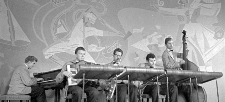 W kawiarni, gdzie niegdyś grano jazz W kawiarni, gdzie niegdyś grano jazz