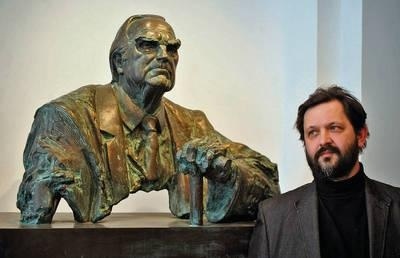 Karol Badyna przy rzeźbie Czesława Miłosza w Galerii Rzeźby, fot.Wacław Klag