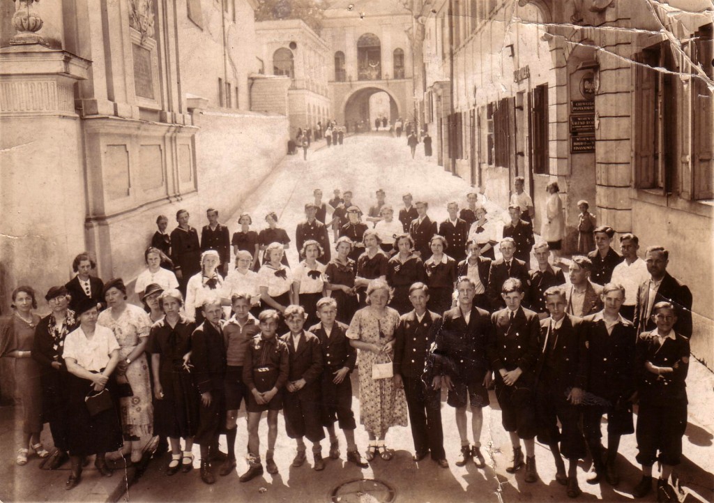 Wilno 1936, pod Ostrą Bramą. Florian Smieja w pumpach w pierwszym rzędzie. Przewodniczka Zofia Bohdanowiczowa. Z tylu samotny Piotr Guzy. fot. arch. F. Śmieji.