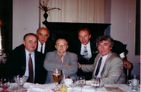 Od lewej: Tadeusz Kijonka, Kazimierz  Kutz. Feliks Netz, z tylu: Florian Śmieja i Stanisław Nicieja, fot. archiwum F. Śmiei.