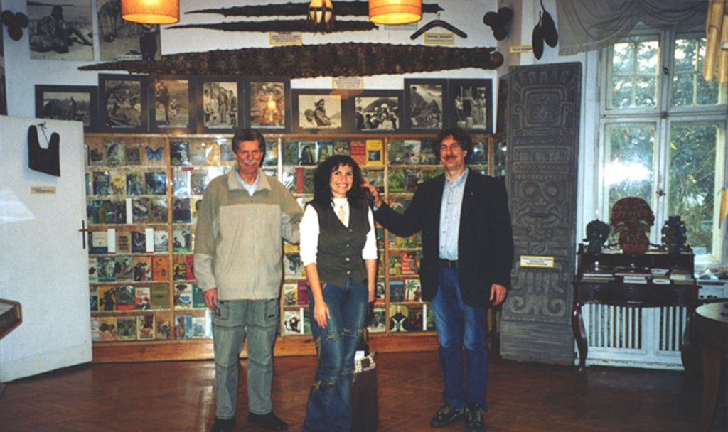 Z synami Arkadego Fiedlera w Puszczykowie, od lewej: Arkady Radosław Fiedler, Joanna Sokołowska-Gwizdka, Marek Fiedler, fot. Andrzej Sokołowski