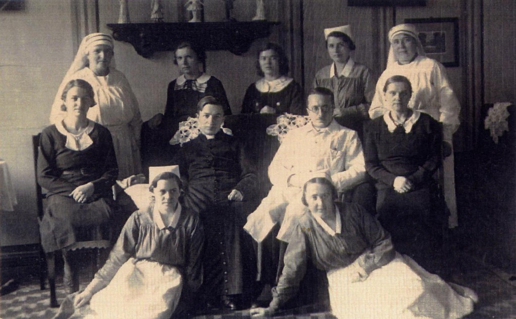 Doktor Józef Kopicz w otoczeniu współpracowników, Kocborowo, grudzień 1936. Podpis na odwrocie fotografii: „Jaśnie Wielmożnemu Panu prymarjuszowi Dr. Kopiczowi w dowód wdzięczności za nader troskliwą opiekę w chorobie, ofiaruje Józefa Urtnowska”, fot. arch. Ewy Kopicz-Kamińskiej. 