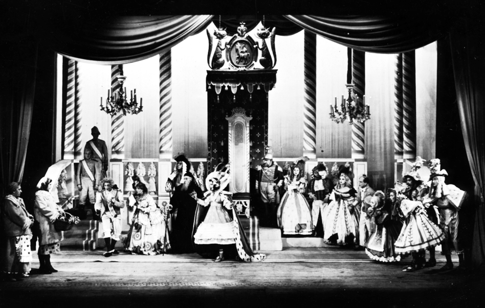 Teatr Wojska Polskiego w Łodzi. Irena Habrowska (w środku sceny) Jako królowa w "Dwunastu miesiącach" S. Marszaka.