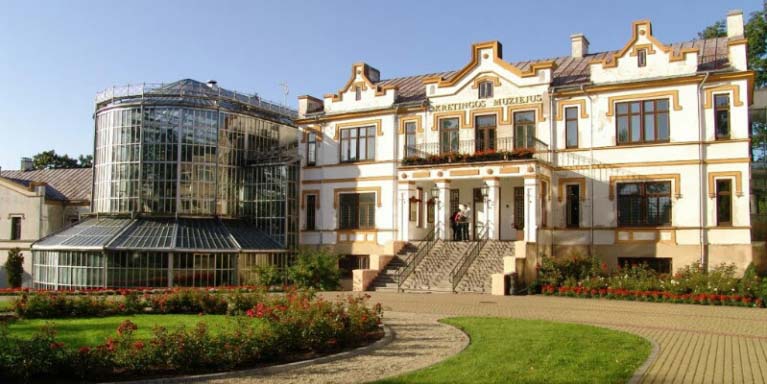 Kretynga, po lewej stronie pałacu Ogród Zimowy,  fot. Joanna Sokołowska-Gwizdka