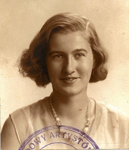  Jadwiga  Domańska po ukończeniu warszawskiej Szkoly Dramatycznej (byla uczennicą Akeksandra Zelwerowicza) -- 1932 r.