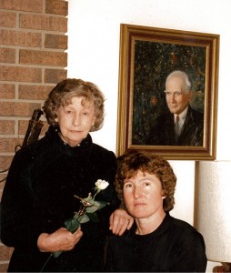 Jadwiga Domańska z córką Bożeną Bahyryczową, powyżej portret brata, Jerzego Brauna -- po pogrzebie męża, Ludogierda Domańskiego -- 1984 r., fot. arch. K. Brauna.