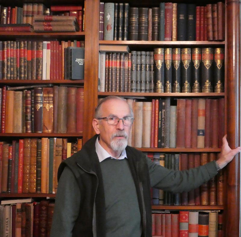 Andrzej Novák-Zempliński w bibliotece w Tułowicach, fot. Marcin Sokołowski.