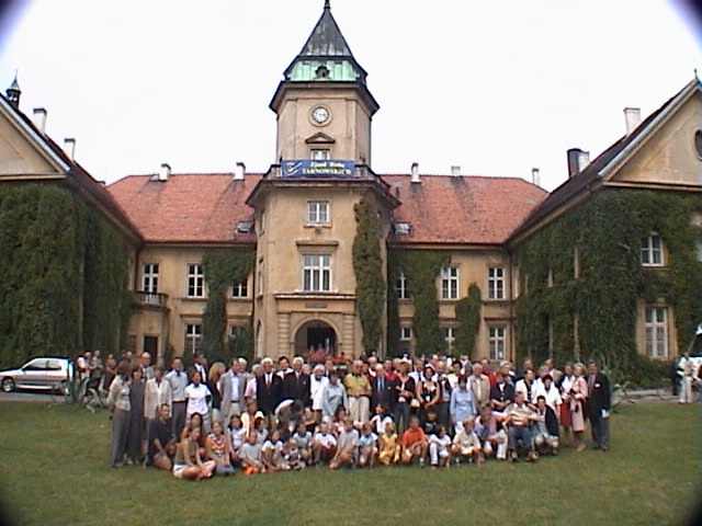 Zjazd rodu Tarnowskich w Dzikowie w 2003 roku.