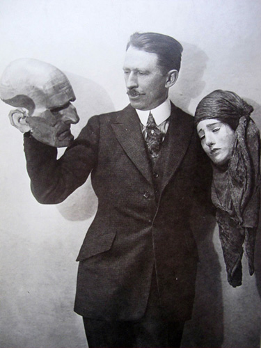 W. T. Benda ze swoimi maskami, fotografia (1920), zbiory prywatne, fot. ARS.