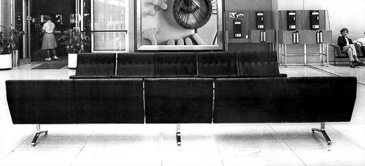 Meble projektu Stefana Siwińskiego na lotnisku Pearson w Toronto.