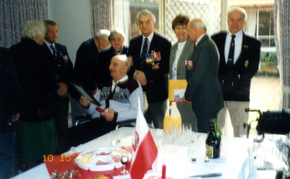 Jan Rogacki (właściwie Władysław Kolecki) w domu opieki, na uroczystości wręczenia medali.