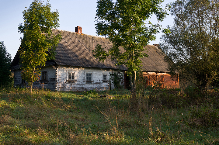 Domem, którego nikt już nie kocha. Należał do Józefa Ślązaka, wybudowano go na początku dwudziestego wieku. To tradycyjny "langhof" nad samym Bugiem. Przetrwał sto lat i wiele powodzi, ale bez remontu długo nie postoi. Od dawna pusty, przez dziury w dachu leje się woda, fot. Lech Ścibor-Rylski.  