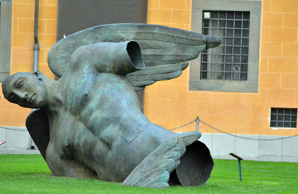 Igor Mitoraj, "Upadły Anioł". Rzeźba usytuowana w pobliżu Krzywej Wieży w Pizie.