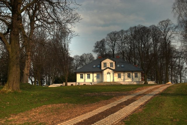 Mirogonowice, stan obecny. Dwór został odbudowany przez brata Zofii Reklewskiej-Braun, Zygmunta Reklewskiego, prof. SGGW w Warszawie, który zamieszkał tam z rodziną.