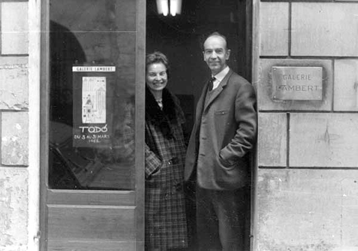 Zofia i Kazimierz Romanowicz przed wejściem do Hotelu Lambert w 1962 r.,  fot. Archiwum Emigracji, Biblioteka Uniwersytecka, Toruń.