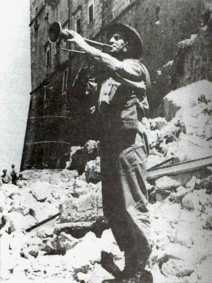 Kapral Emil Czech gra hejnał mariacki, ogłaszając zwycięstwo pod Monte Cassino, fot. Pinterest.
