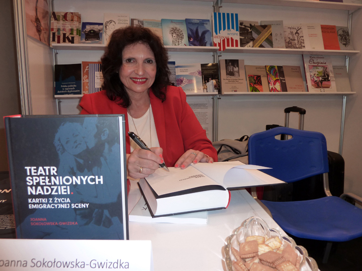 Joanna Sokołowska-Gwizdka podpisuje książkę na Targach Książki w Warszawie, maj 2017 r.