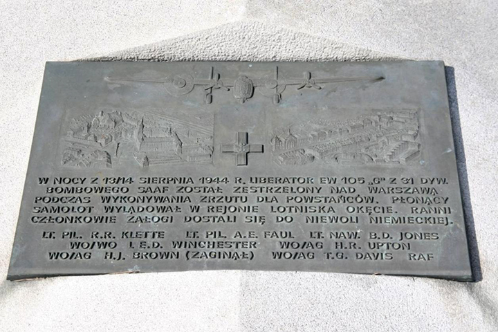 Tablica pamiątkowa upamiętniająca zestrzelenie samolotu, którym leciał Bryna Jones nad powstańczą Warszawą w 1944 r., fot. Hubert Kuberski. 