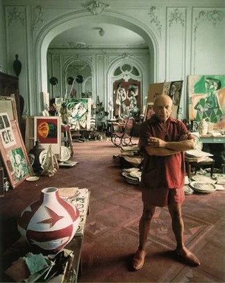 Pablo Picasso w swojej pracowni, fot. pinterest.