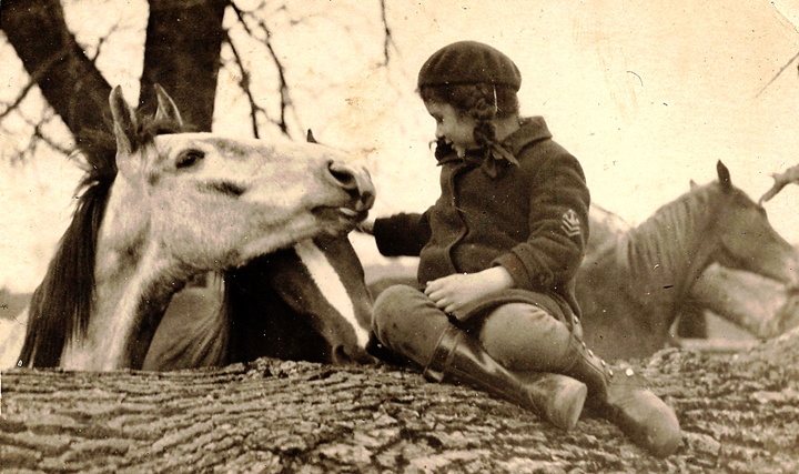 Ewa Bąkowska opisana w książce "Dwór w Kraśnicy i Hubalowy Demon" w dzieciństwie z koniem.